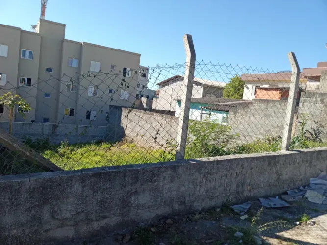 Terreno à venda no bairro Parque Centenário com 0 dormitórios/quartos.