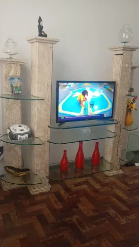 Estante e mesinha de brinde