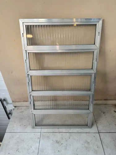 Basculante de alumínio semi novo 105X65