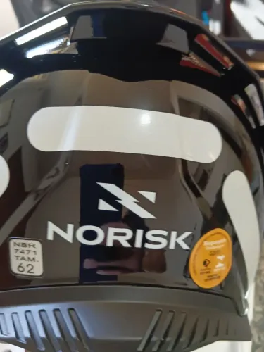 Capacete novo para moto sem uso.