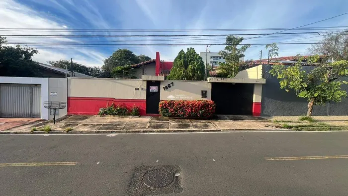 CASA RESIDENCIAL NO BAIRRO ININGA COM 03 VAGAS DE GARAGEM COBERTAS.