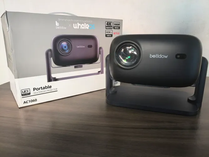Projetor Bettdow 4K + brinde tela de projeção 84"