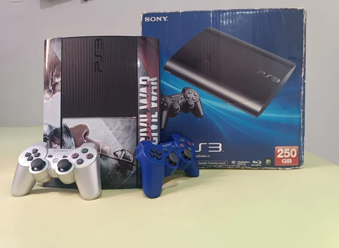 PlayStation 3 Super Slim Completo na Caixa (Série Batendo) + 9 Jogos Digital