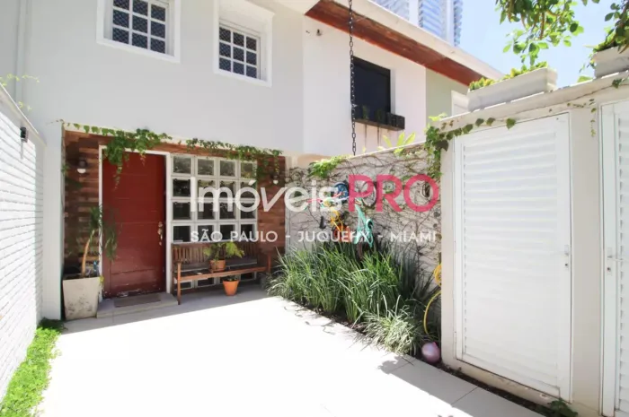 Linda casa de vila reformada ao lado da Faria Lima !