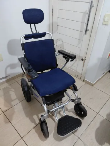 Cadeira de Rodas Motorizada TheraMart TheraRider Pro (TM2520) - Seminova em Estado de Zero