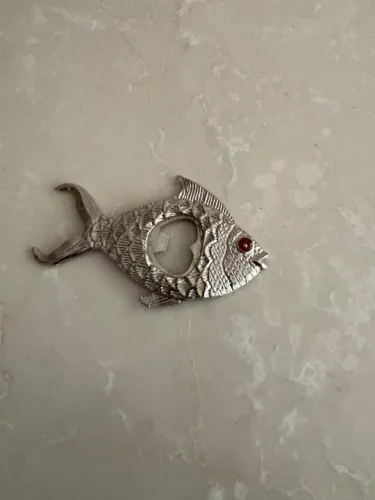 Abridor de garrafa de metal em formato de peixe