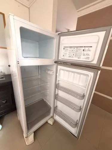 Geladeira funcionando perfeitamente!!! Pra vender logo