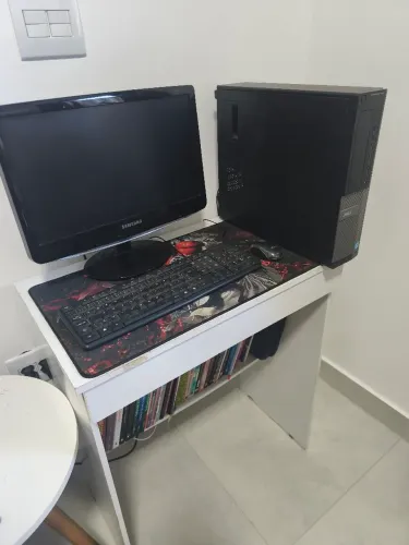 Computador completo com mesinha