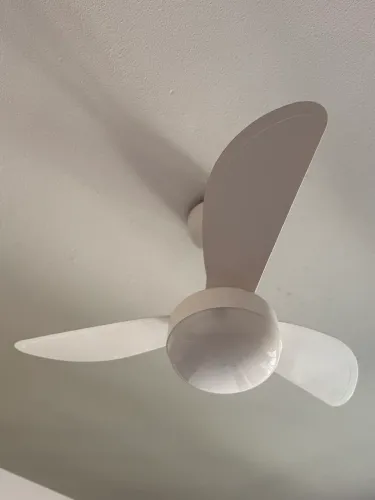 Ventilador de teto branco com controle
