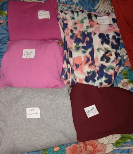 Roupas de brechó em bom estado