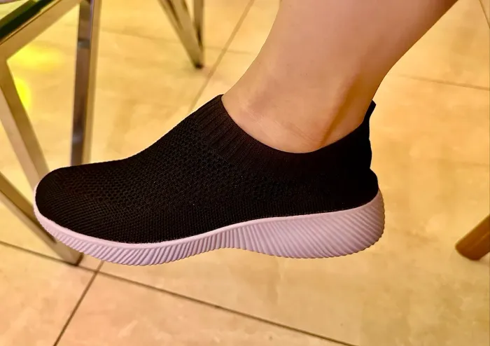 Tênis sem cadarço preto e branco