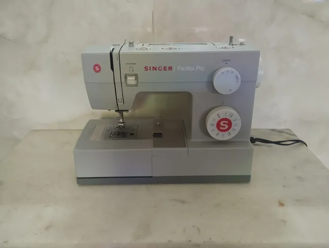 Máquina de costura Singer Facilita Pro 4423