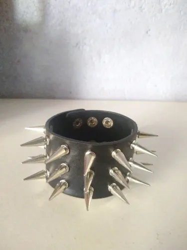 Pulseira Spike Espinhos Couro Sintético Rock Punk Gótico