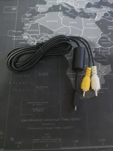 cabo adaptador AV (áudio e vídeo) RCA para P2 (3.5mm). 