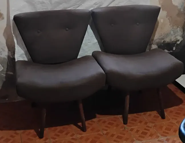 Cadeiras poltronas confortáveis em bom estado