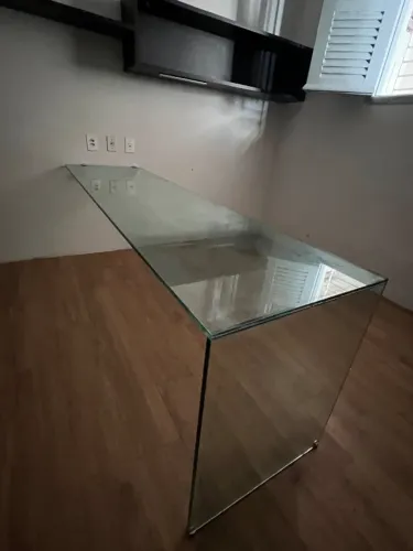 Mesa de vidro em L 
