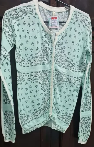 Casaquinho feminino veste tamanho P/M , semi novo de tricô