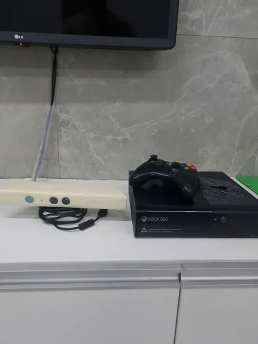 Xbox 360 Slim 500GB + Controle + Kinect