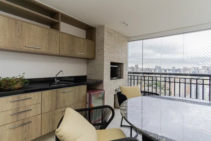 Apto mobiliado em andar alto no Campo Belo, 4 suítes, ar cond., 4 vagas, varanda fechada c