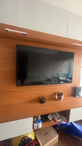 Painel de madeira para televisão