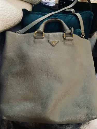 Bolsa Tote Prada Vitello Daino na cor cinza . 