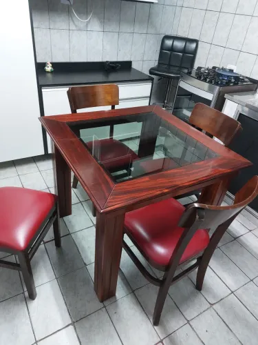 Mesa maciça com cadeiras