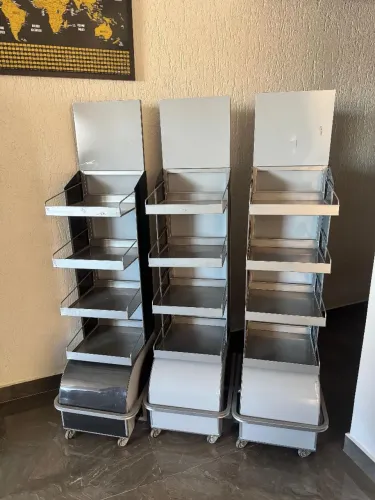 Display para exposição de mercadorias com rodinha 