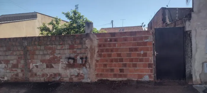 Um terreno de 250 metros, 10 x 25, na rua Joaquim Fernandes de Sousa Nobre