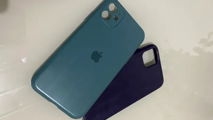     2 Capinhas para iPhone 11 Roxa e Verde Acinzentado em Ótimo Estado