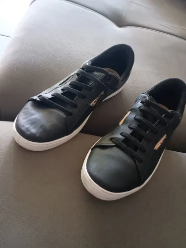 Tênis preto feminino