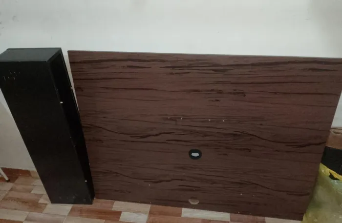 Vendo painel de tv, com algumas marcas de uso
