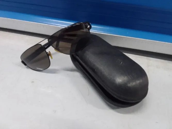 Óculos com capa protetora.