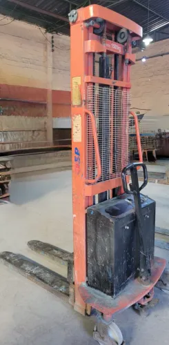 Empilhador Semi-Eletrico - Marca STACKER 1500KG