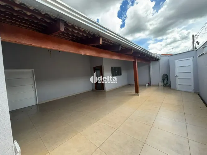 Casa com 3 quartos sendo 1 suíte disponível para locação no bairro Cidade Jardim em Uberlâ