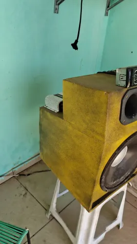 Caixa Amplificada muito Top com Médio de 10" módulo TS 400 e fonte de alimentação.