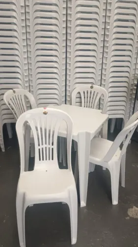 Mesa de Plástico com 04 Cadeiras.