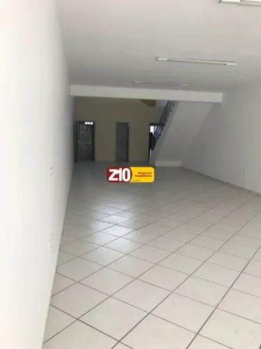 Salão Comercial no Centro de Indaiatuba-SP: 1 sala, 3 banheiros, 2 vagas de garagem, 187m²