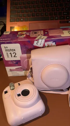 Instax mini 12 rosa + bolsa + 10 poses