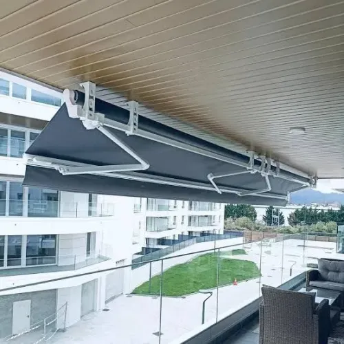 Toldo de lona em braço de avanço articulado.