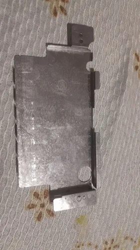 Carcaça metálica da placa do Super Nintendo