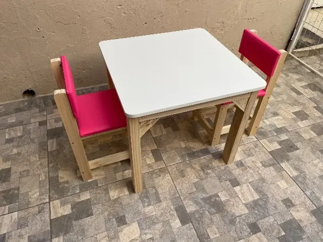 Mesa infantil com as cadeiras rosas