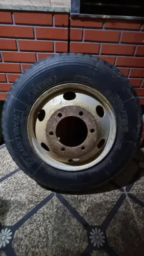 Pneu com roda R 17.5