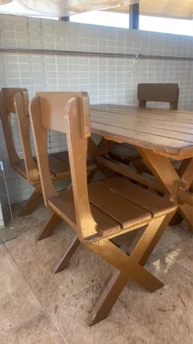 Mesa em madeira com 4 cadeiras