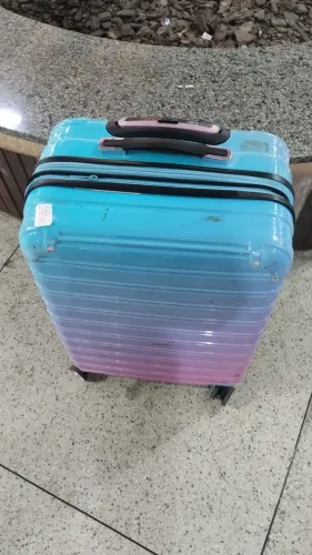 Mala de viagem, usada. Está em um bom estado