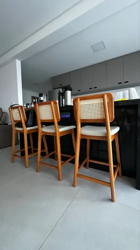 Jogo com três banquetas em madeira