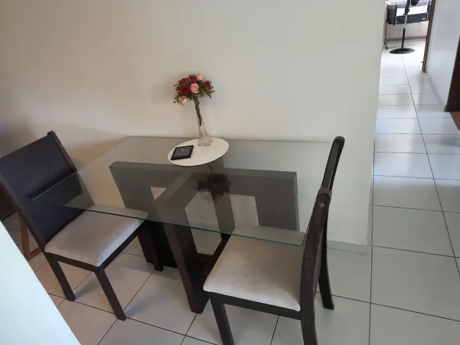 Mesa de jantar com 2 cadeiras
