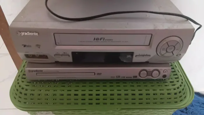 DVD player e vídeo cassete