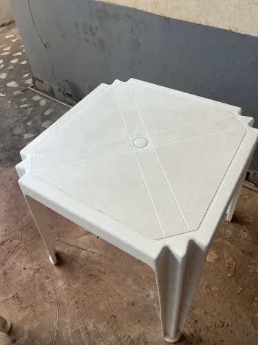 Mesa de Plástico + Duas cadeiras