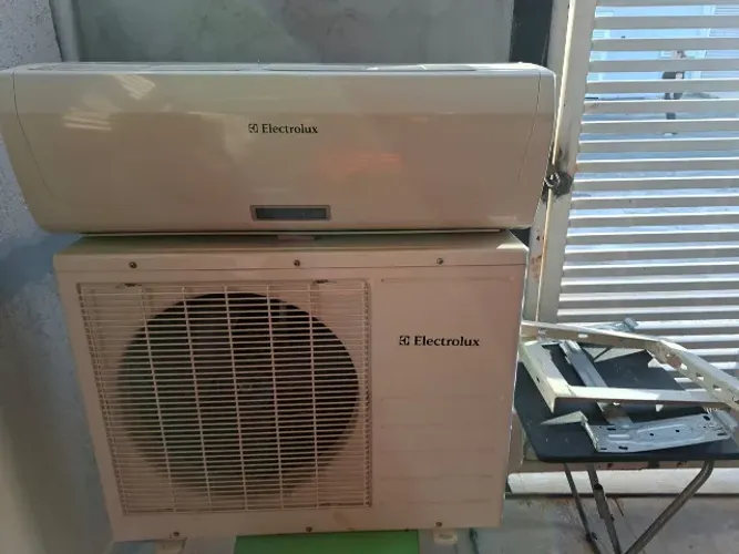Aparelho ar-condicionado split, marca Eletrolux, 12.000 BTUs, 220 V, com mais de 5 anos de