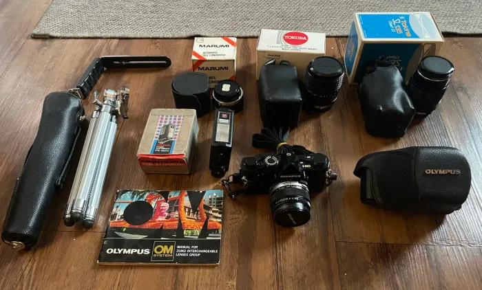 Câmera Olympus OM-1 Preta + Kit Completo Vintage | Excelente Estado